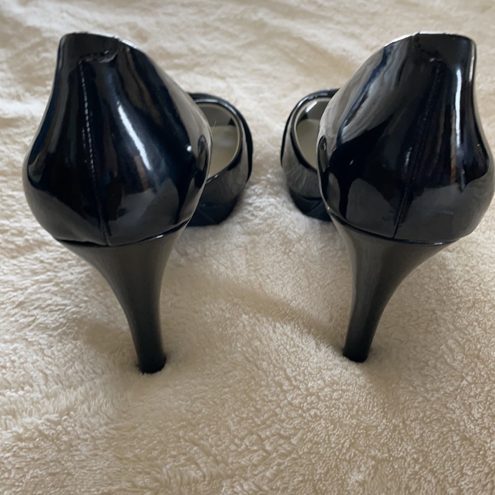 Black patent peep toe pumps. - Picture 3 of 6